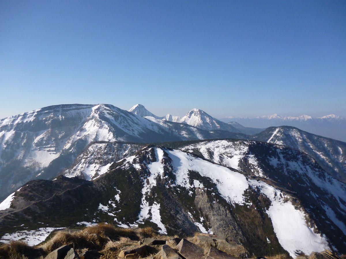 強風で赤岳は断念！麦草峠から残雪期の八ヶ岳をテントを背負って歩く