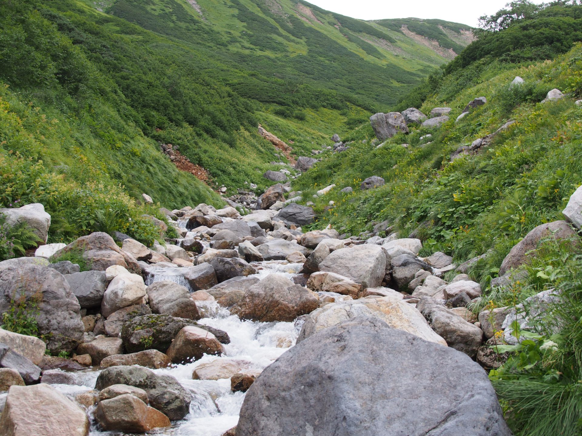 黒部川源流の凍てつく水に落としてしまった...